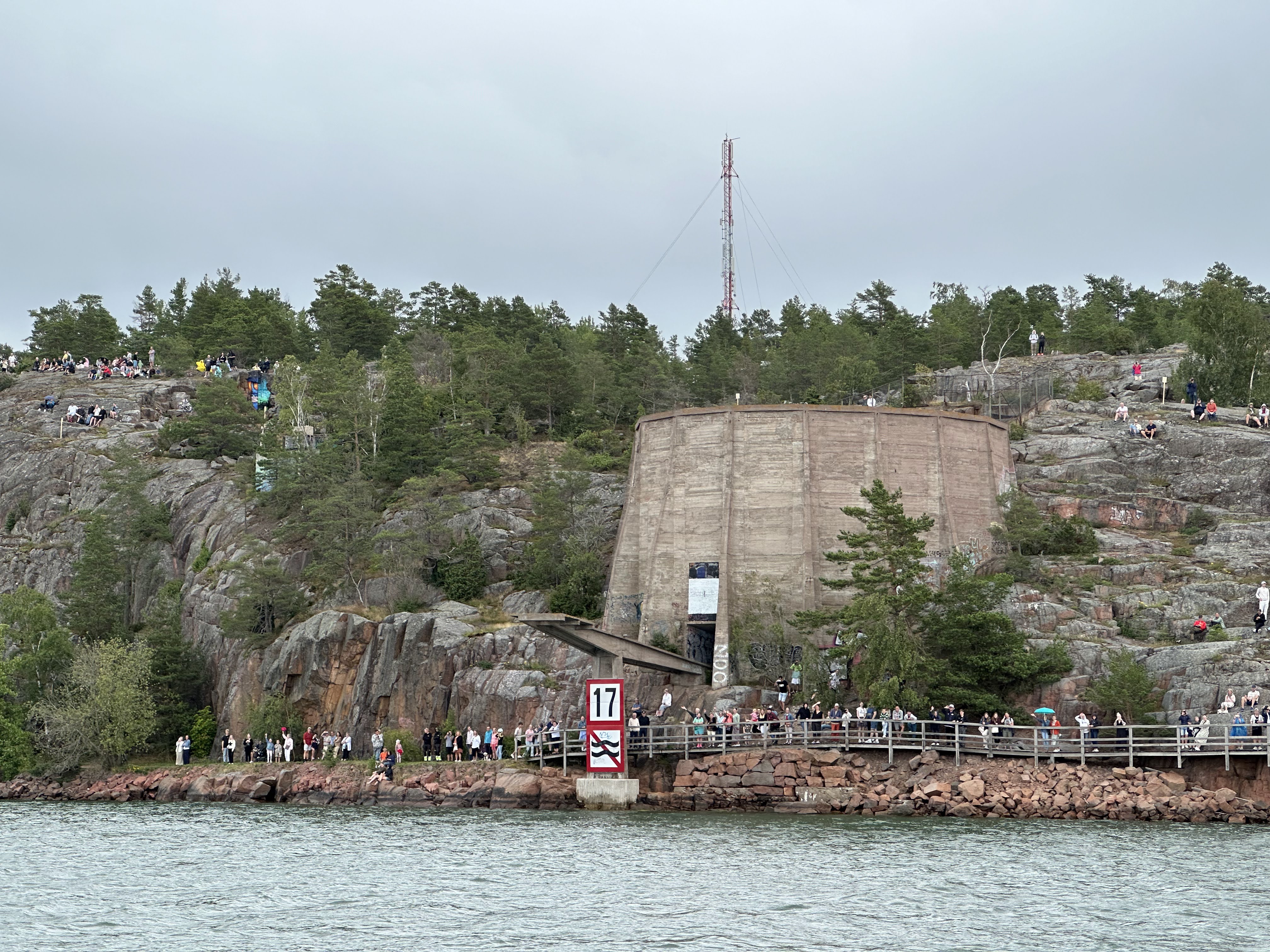 Crowds standing on the rocks watching the ships leave Åland